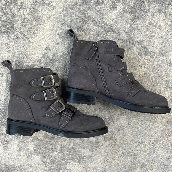 New Aerosoles Aware Arezzo Buckle Ankle Boots Booties Grey Gray Moto Sz 5 - Picture 9 of 16